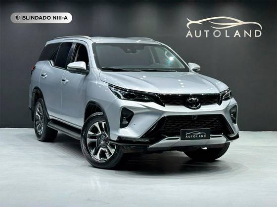 TOYOTA HILUX SW4 2.8 D-4D TURBO DIESEL SRX PLATINUM 7L 4X4 AUTOMÁTICO